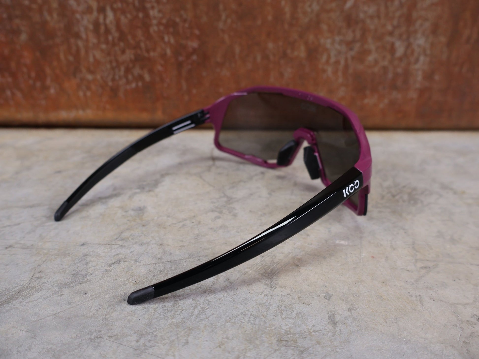 Brillen von Koo, KOO RED BULL - BORA HANSGROHE DEMOS SONNENBRILLE / MAGLIA CICLAMINO vor USEDBIKES - OB.DE Hintergrund