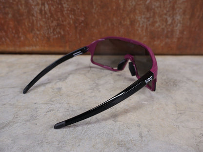 Brillen von Koo, KOO RED BULL - BORA HANSGROHE DEMOS SONNENBRILLE / MAGLIA CICLAMINO vor USEDBIKES - OB.DE Hintergrund