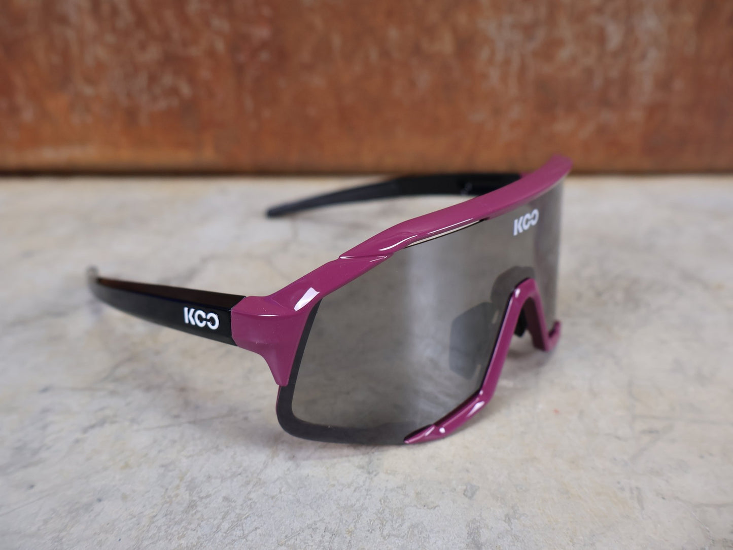 Brillen von Koo, KOO RED BULL - BORA HANSGROHE DEMOS SONNENBRILLE / MAGLIA CICLAMINO vor USEDBIKES - OB.DE Hintergrund