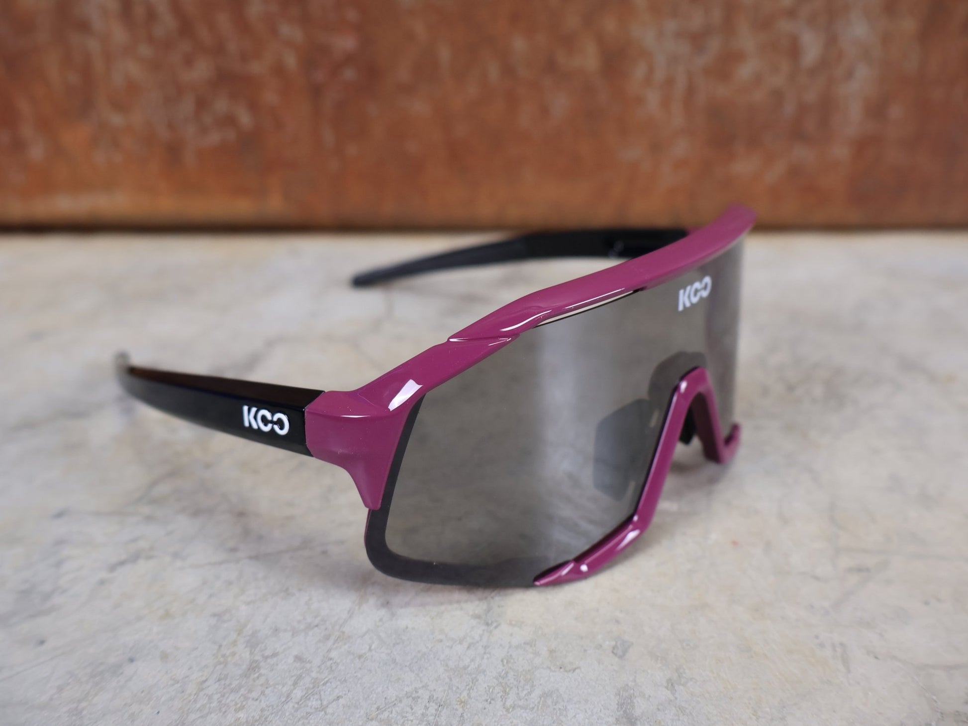 Brillen von Koo, KOO RED BULL - BORA HANSGROHE DEMOS SONNENBRILLE / MAGLIA CICLAMINO vor USEDBIKES - OB.DE Hintergrund