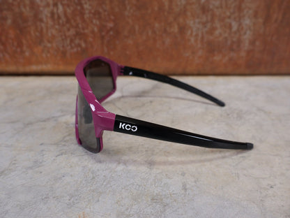 Brillen von Koo, KOO RED BULL - BORA HANSGROHE DEMOS SONNENBRILLE / MAGLIA CICLAMINO vor USEDBIKES - OB.DE Hintergrund