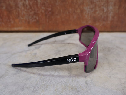 Brillen von Koo, KOO RED BULL - BORA HANSGROHE DEMOS SONNENBRILLE / MAGLIA CICLAMINO vor USEDBIKES - OB.DE Hintergrund