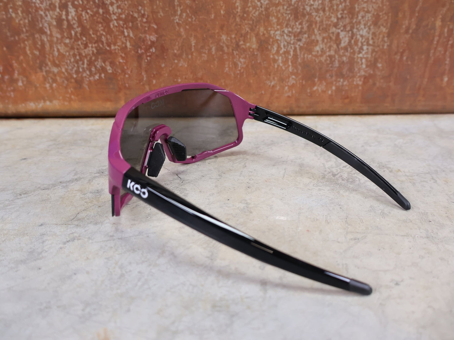 Brillen von Koo, KOO RED BULL - BORA HANSGROHE DEMOS SONNENBRILLE / MAGLIA CICLAMINO vor USEDBIKES - OB.DE Hintergrund