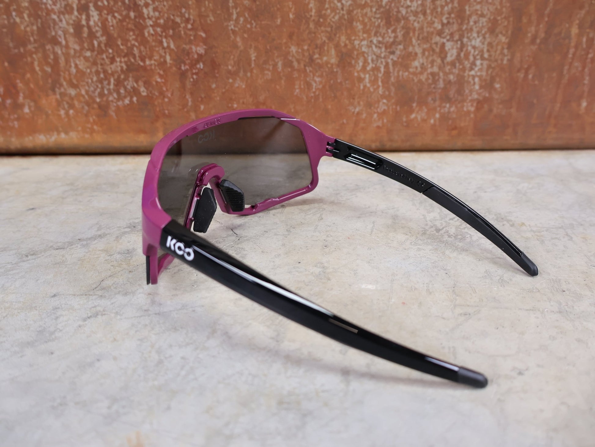 Brillen von Koo, KOO RED BULL - BORA HANSGROHE DEMOS SONNENBRILLE / MAGLIA CICLAMINO vor USEDBIKES - OB.DE Hintergrund