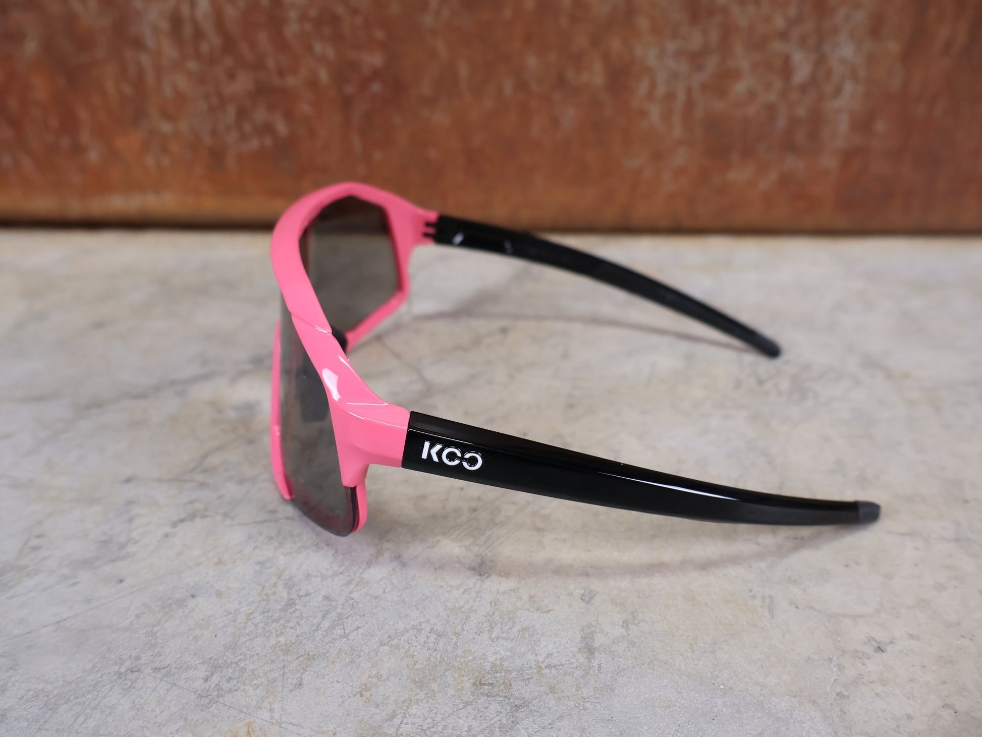 Brillen von Koo, KOO RED BULL - BORA HANSGROHE DEMOS SONNENBRILLE / MAGLIA ROSA vor USEDBIKES - OB.DE Hintergrund