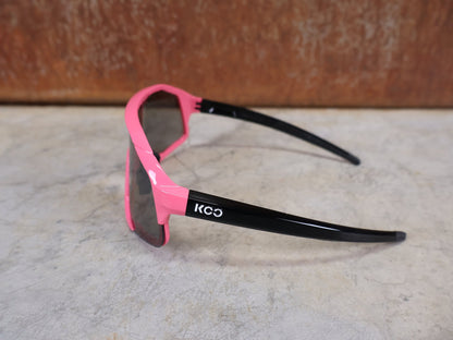 Brillen von Koo, KOO RED BULL - BORA HANSGROHE DEMOS SONNENBRILLE / MAGLIA ROSA vor USEDBIKES - OB.DE Hintergrund