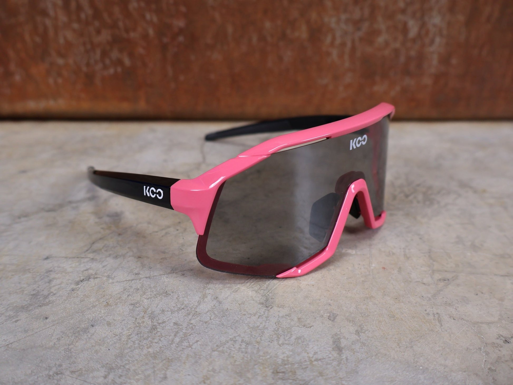 Brillen von Koo, KOO RED BULL - BORA HANSGROHE DEMOS SONNENBRILLE / MAGLIA ROSA vor USEDBIKES - OB.DE Hintergrund