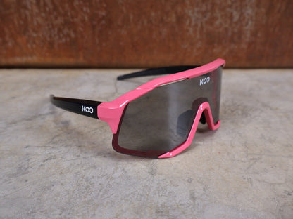 Brillen von Koo, KOO RED BULL - BORA HANSGROHE DEMOS SONNENBRILLE / MAGLIA ROSA vor USEDBIKES - OB.DE Hintergrund