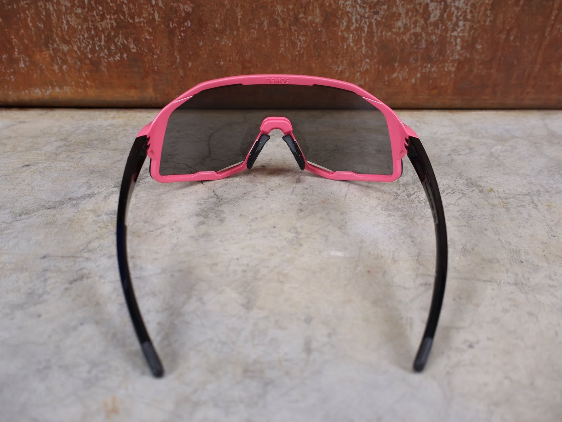 Brillen von Koo, KOO RED BULL - BORA HANSGROHE DEMOS SONNENBRILLE / MAGLIA ROSA vor USEDBIKES - OB.DE Hintergrund