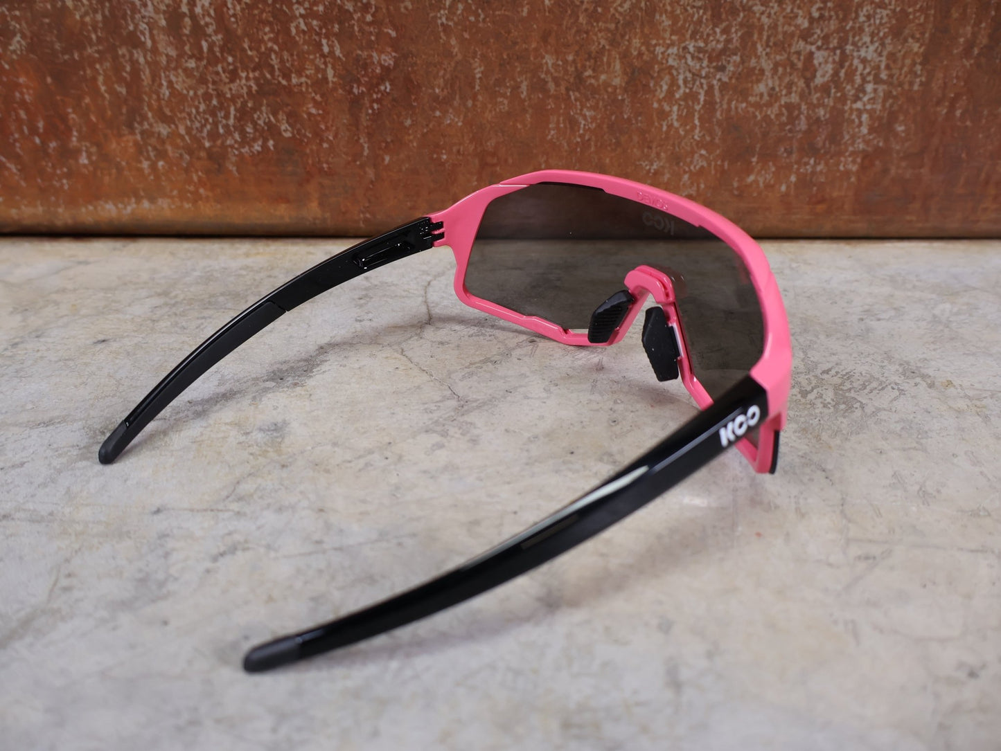 Brillen von Koo, KOO RED BULL - BORA HANSGROHE DEMOS SONNENBRILLE / MAGLIA ROSA vor USEDBIKES - OB.DE Hintergrund