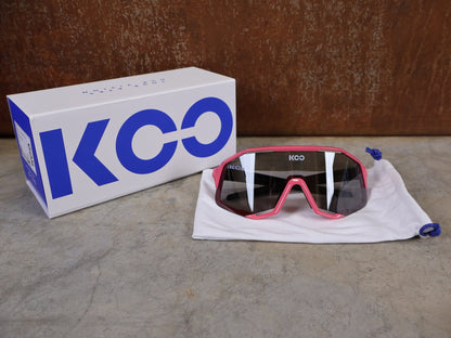 Brillen von Koo, KOO RED BULL - BORA HANSGROHE DEMOS SONNENBRILLE / MAGLIA ROSA vor USEDBIKES - OB.DE Hintergrund