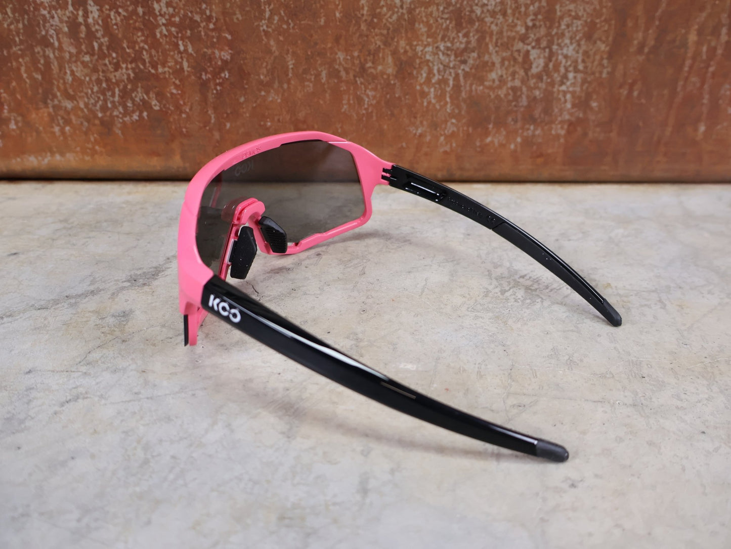 Brillen von Koo, KOO RED BULL - BORA HANSGROHE DEMOS SONNENBRILLE / MAGLIA ROSA vor USEDBIKES - OB.DE Hintergrund