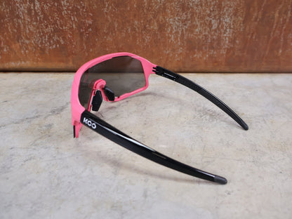 Brillen von Koo, KOO RED BULL - BORA HANSGROHE DEMOS SONNENBRILLE / MAGLIA ROSA vor USEDBIKES - OB.DE Hintergrund