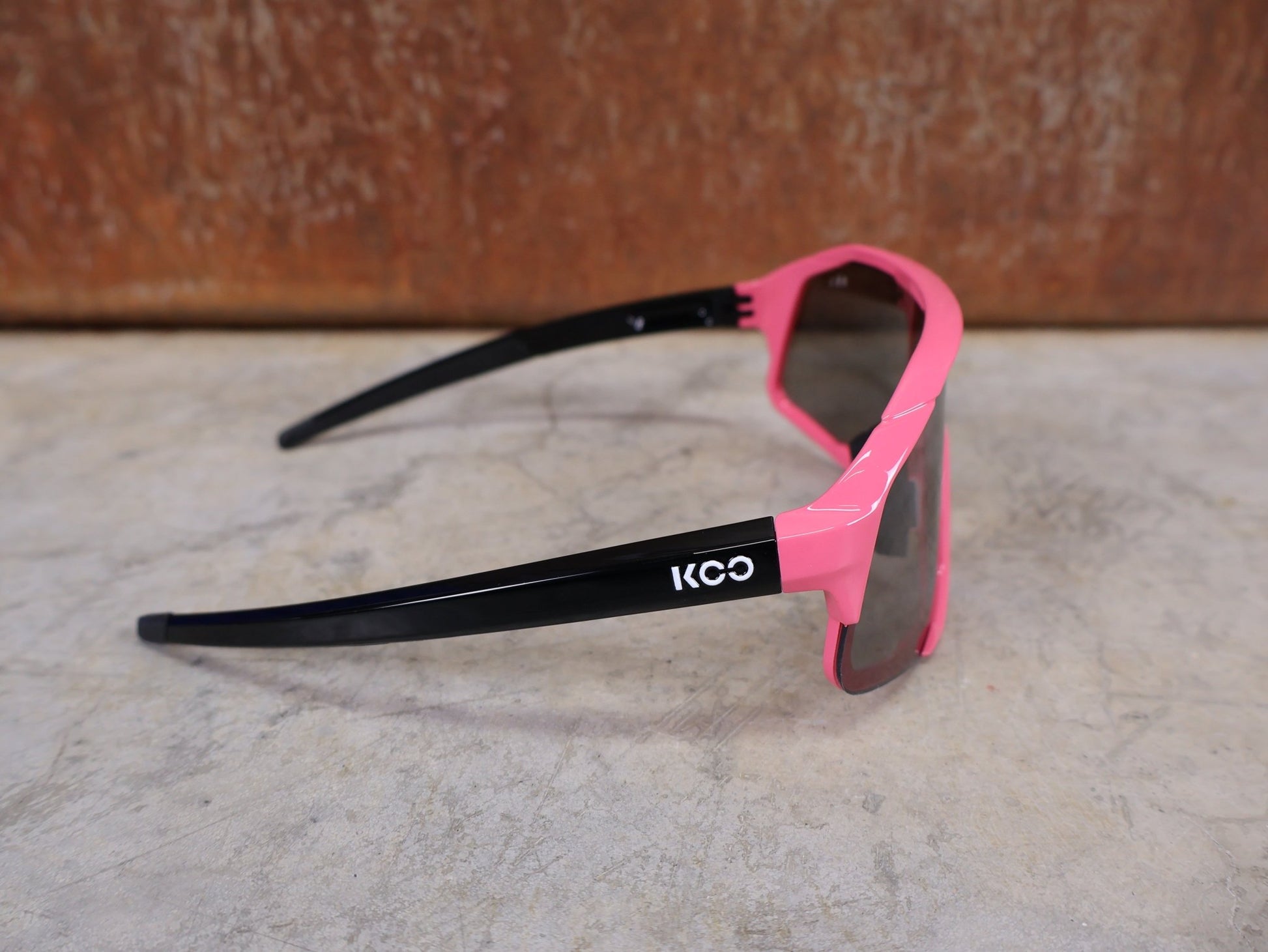 Brillen von Koo, KOO RED BULL - BORA HANSGROHE DEMOS SONNENBRILLE / MAGLIA ROSA vor USEDBIKES - OB.DE Hintergrund