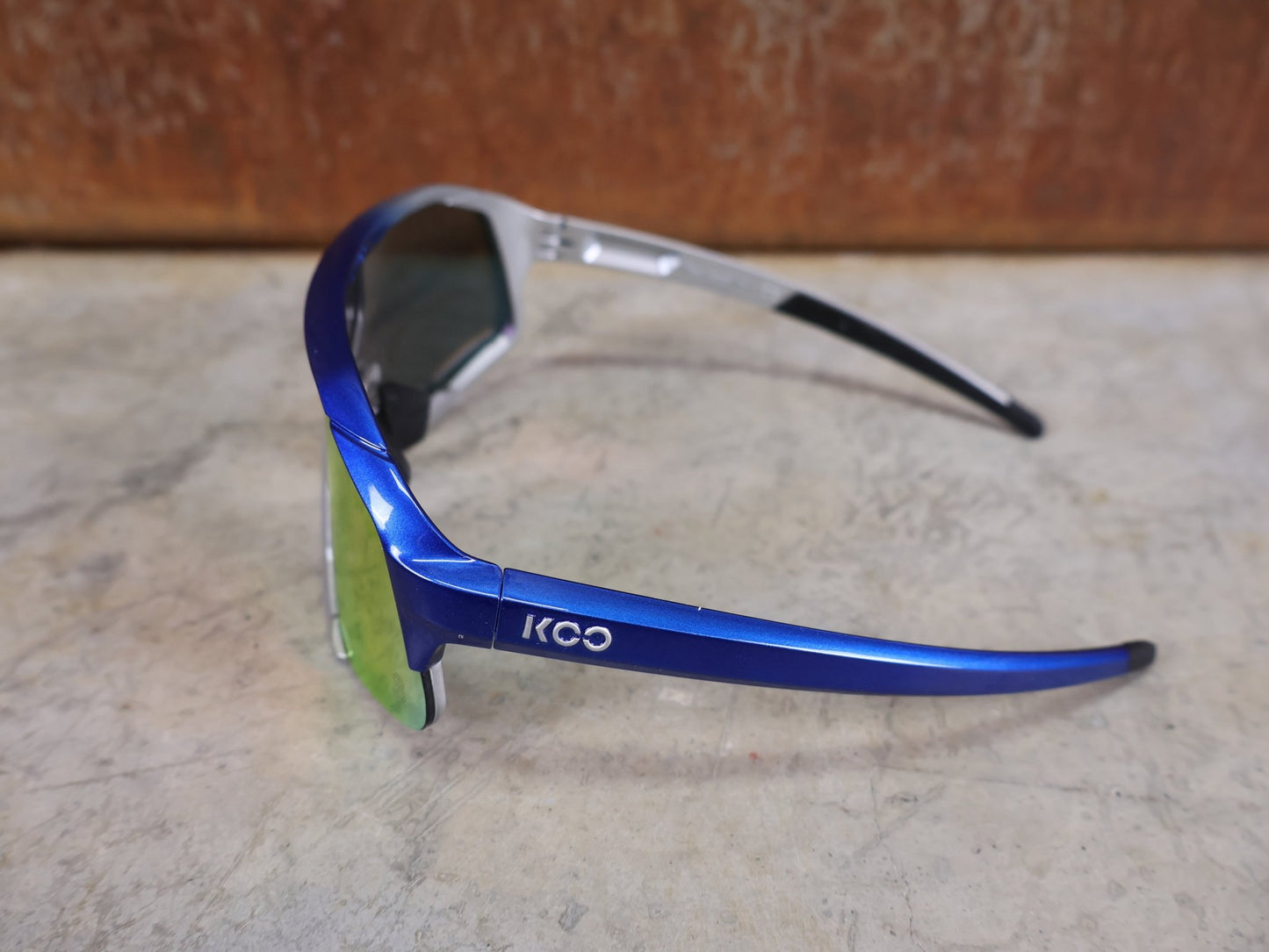 Brillen von Koo, KOO RED BULL - BORA HANSGROHE DEMOS SONNENBRILLE / RED MIRROR vor USEDBIKES - OB.DE Hintergrund