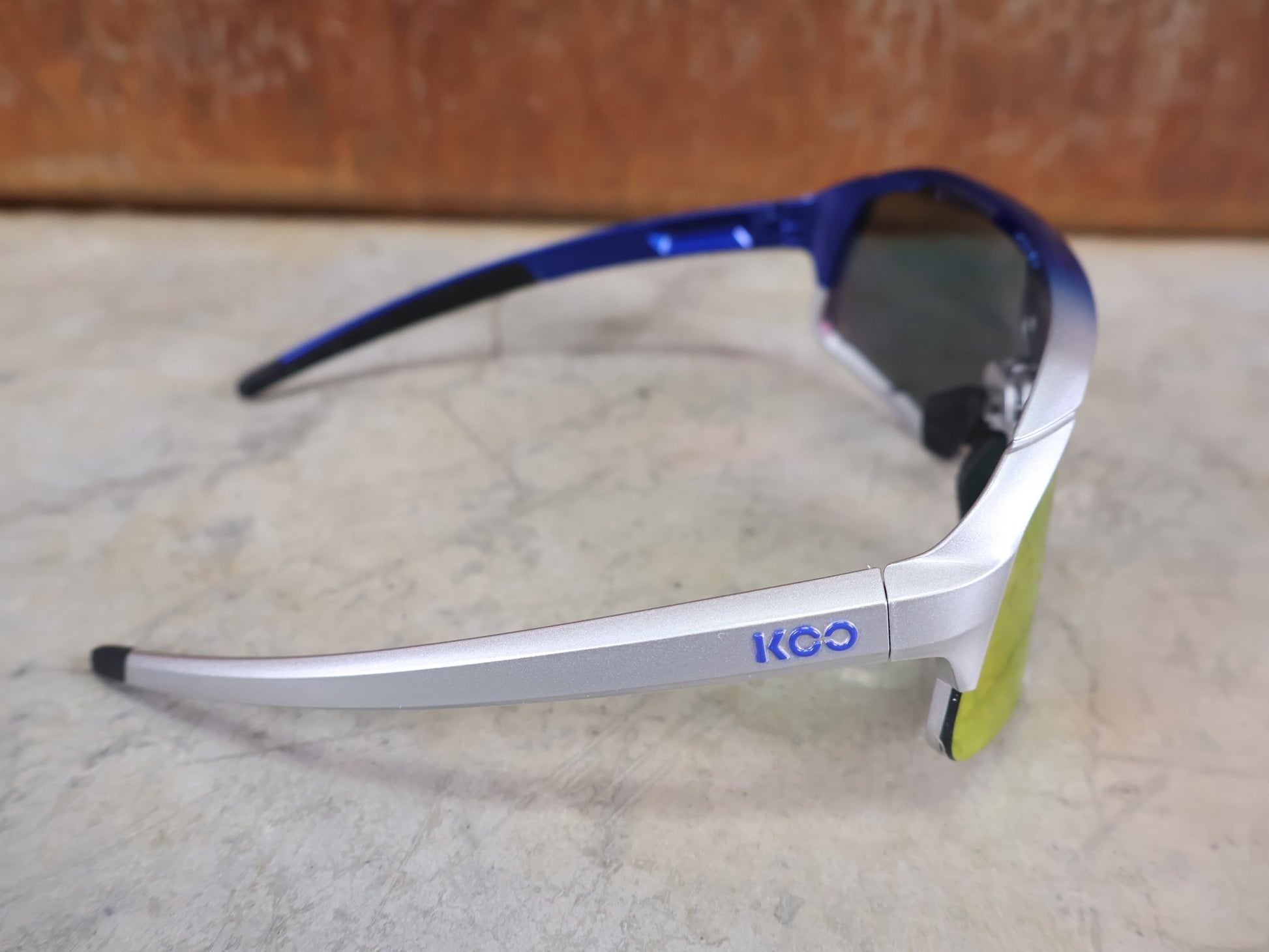 Brillen von Koo, KOO RED BULL - BORA HANSGROHE DEMOS SONNENBRILLE / RED MIRROR vor USEDBIKES - OB.DE Hintergrund