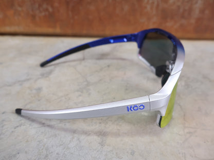 Brillen von Koo, KOO RED BULL - BORA HANSGROHE DEMOS SONNENBRILLE / RED MIRROR vor USEDBIKES - OB.DE Hintergrund