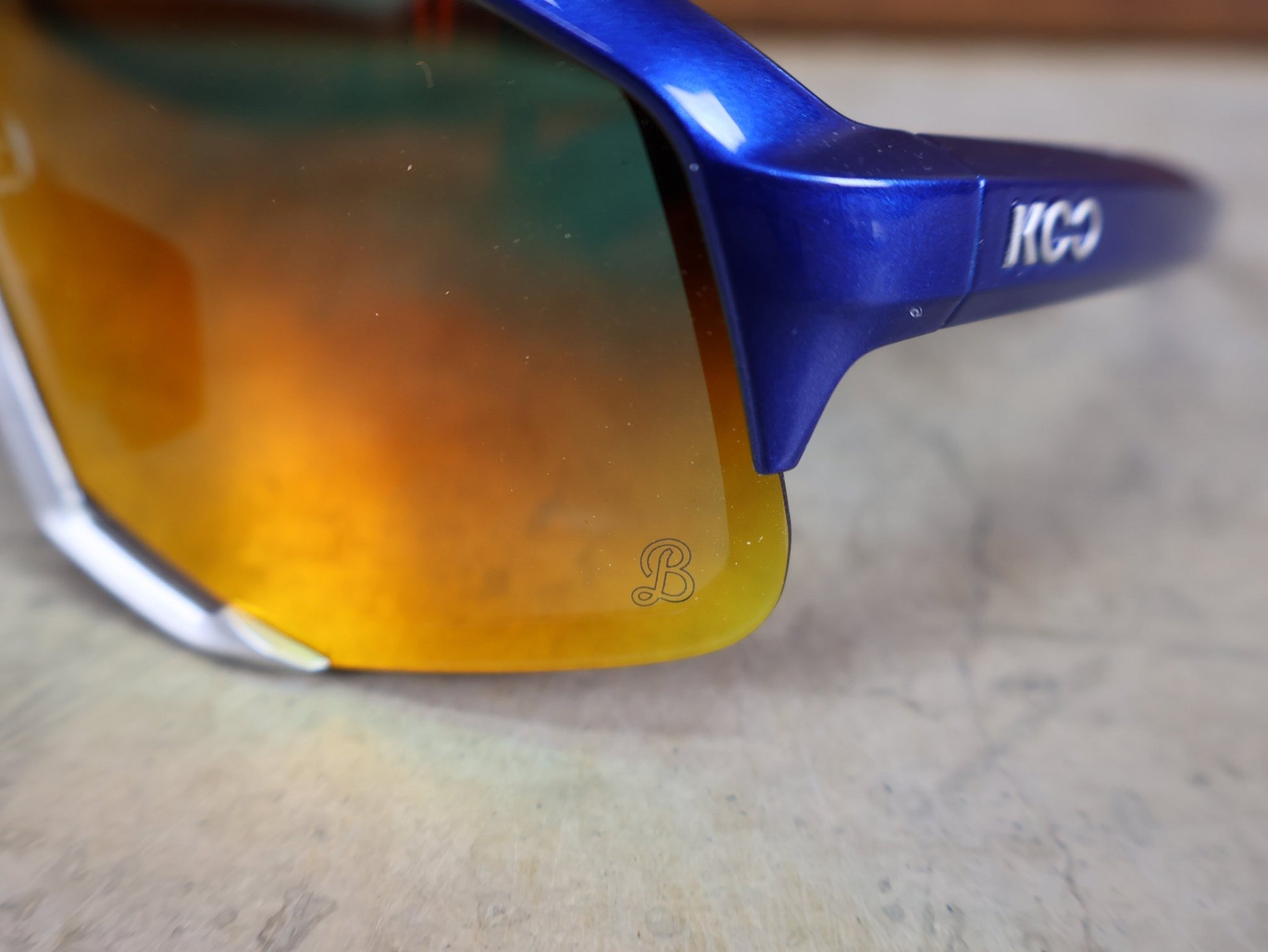 Brillen von Koo, KOO RED BULL - BORA HANSGROHE DEMOS SONNENBRILLE / RED MIRROR vor USEDBIKES - OB.DE Hintergrund