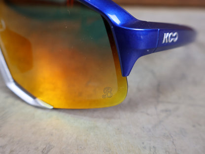 Brillen von Koo, KOO RED BULL - BORA HANSGROHE DEMOS SONNENBRILLE / RED MIRROR vor USEDBIKES - OB.DE Hintergrund