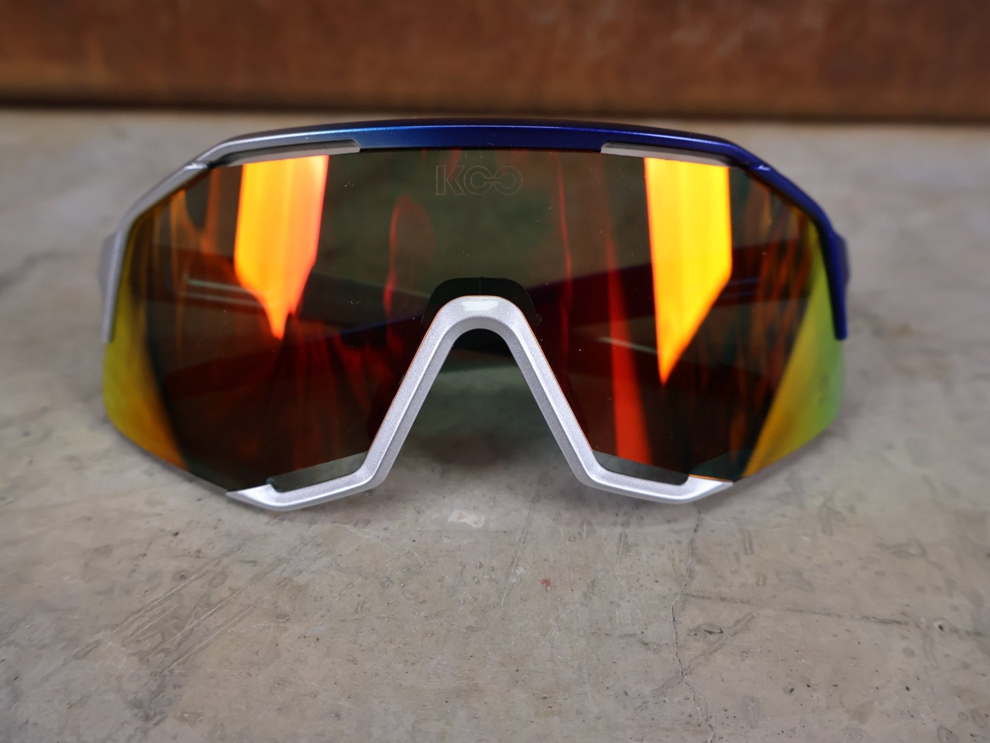 Brillen von Koo, KOO RED BULL - BORA HANSGROHE DEMOS SONNENBRILLE / RED MIRROR vor USEDBIKES - OB.DE Hintergrund