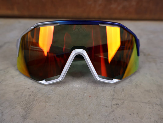 Brillen von Koo, KOO RED BULL - BORA HANSGROHE DEMOS SONNENBRILLE / RED MIRROR vor USEDBIKES - OB.DE Hintergrund