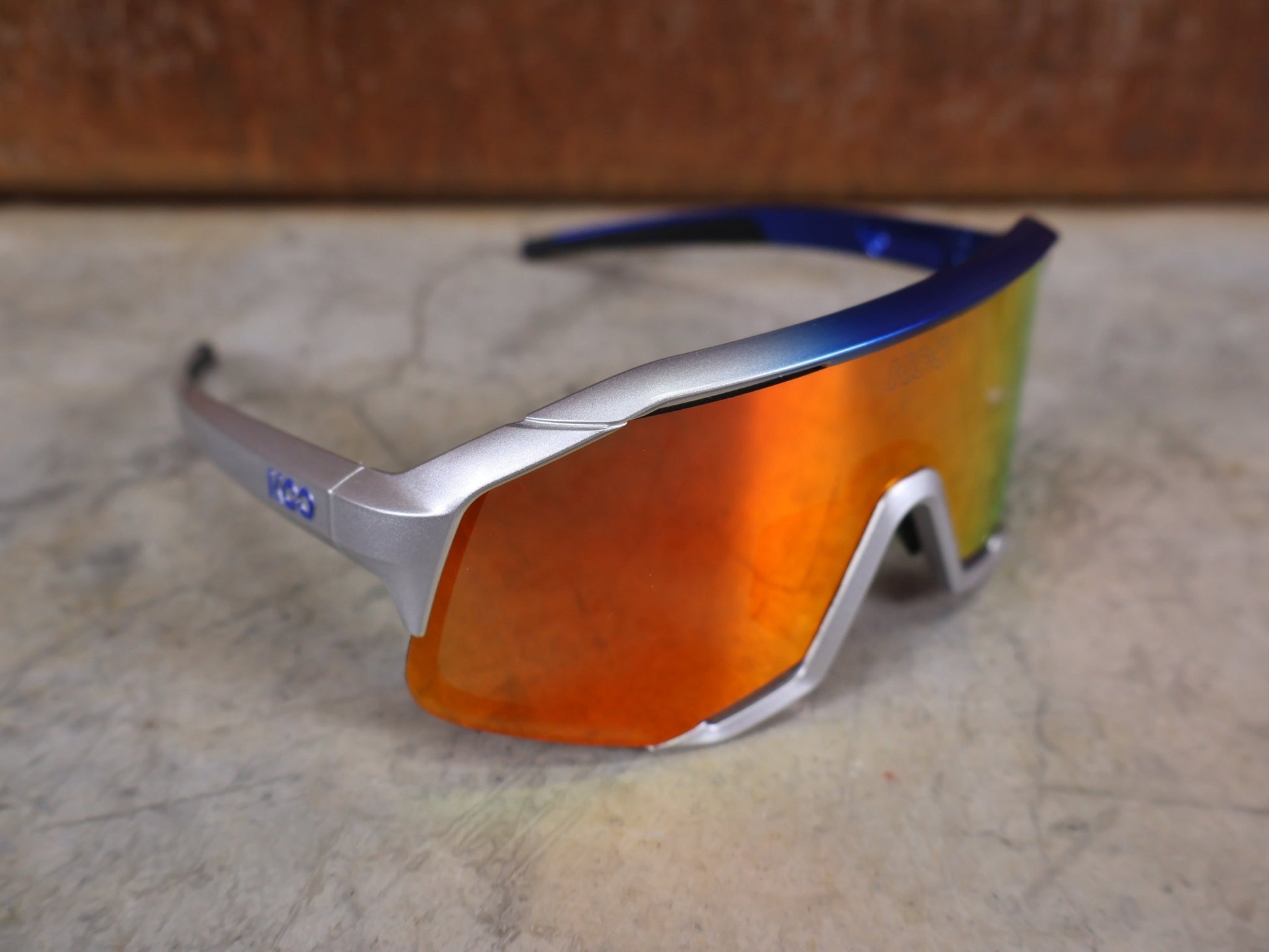 Brillen von Koo, KOO RED BULL - BORA HANSGROHE DEMOS SONNENBRILLE / RED MIRROR vor USEDBIKES - OB.DE Hintergrund