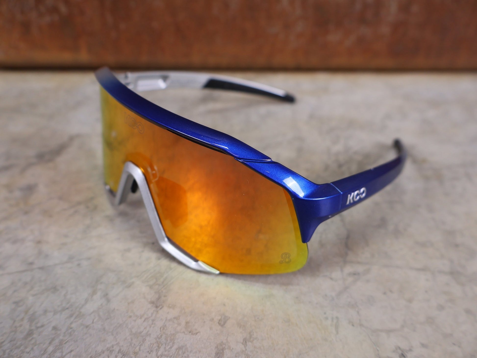 Brillen von Koo, KOO RED BULL - BORA HANSGROHE DEMOS SONNENBRILLE / RED MIRROR vor USEDBIKES - OB.DE Hintergrund