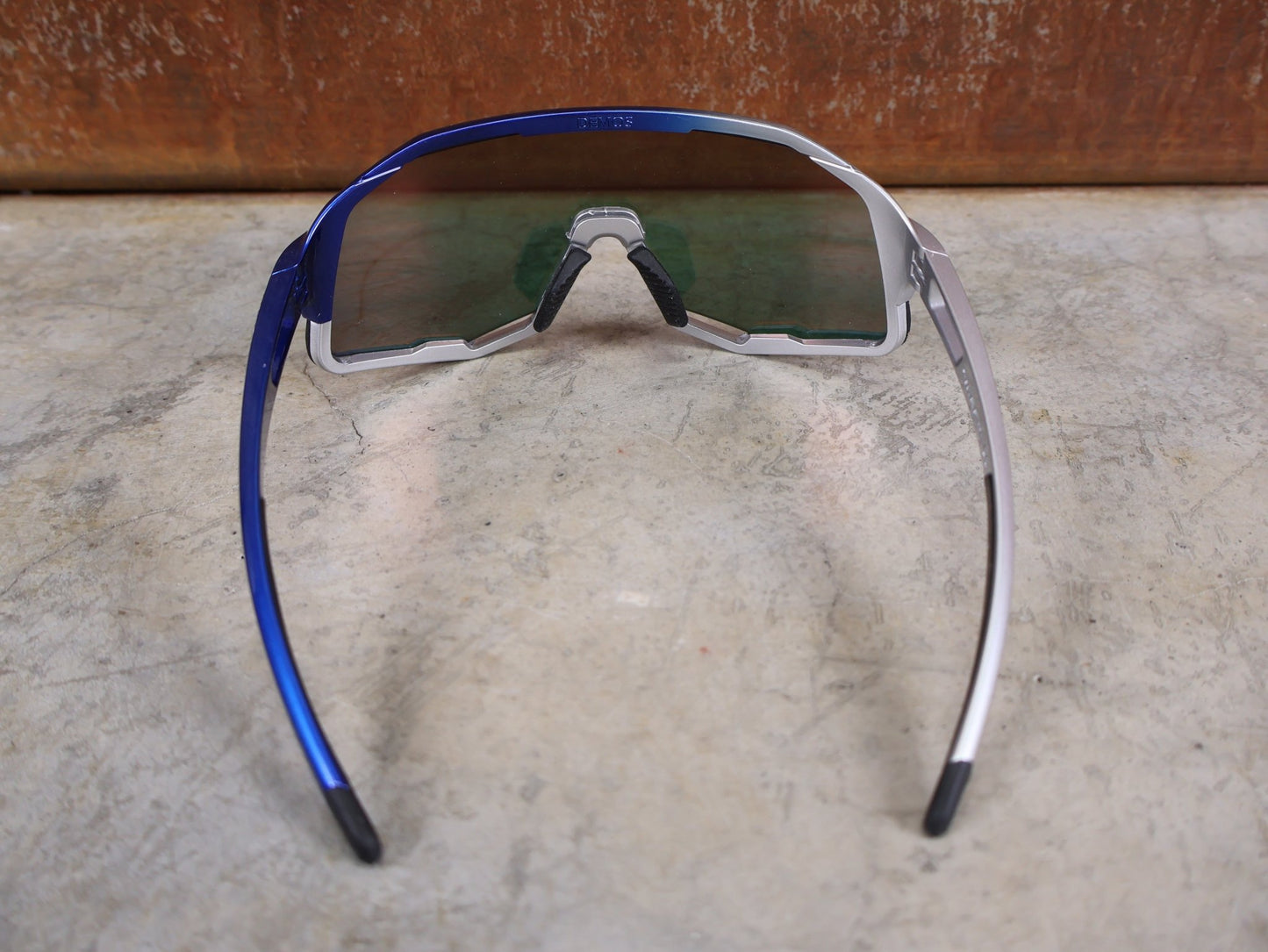 Brillen von Koo, KOO RED BULL - BORA HANSGROHE DEMOS SONNENBRILLE / RED MIRROR vor USEDBIKES - OB.DE Hintergrund