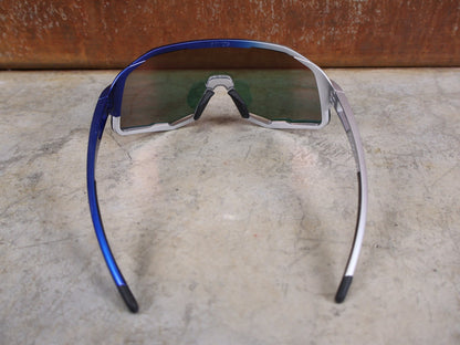 Brillen von Koo, KOO RED BULL - BORA HANSGROHE DEMOS SONNENBRILLE / RED MIRROR vor USEDBIKES - OB.DE Hintergrund