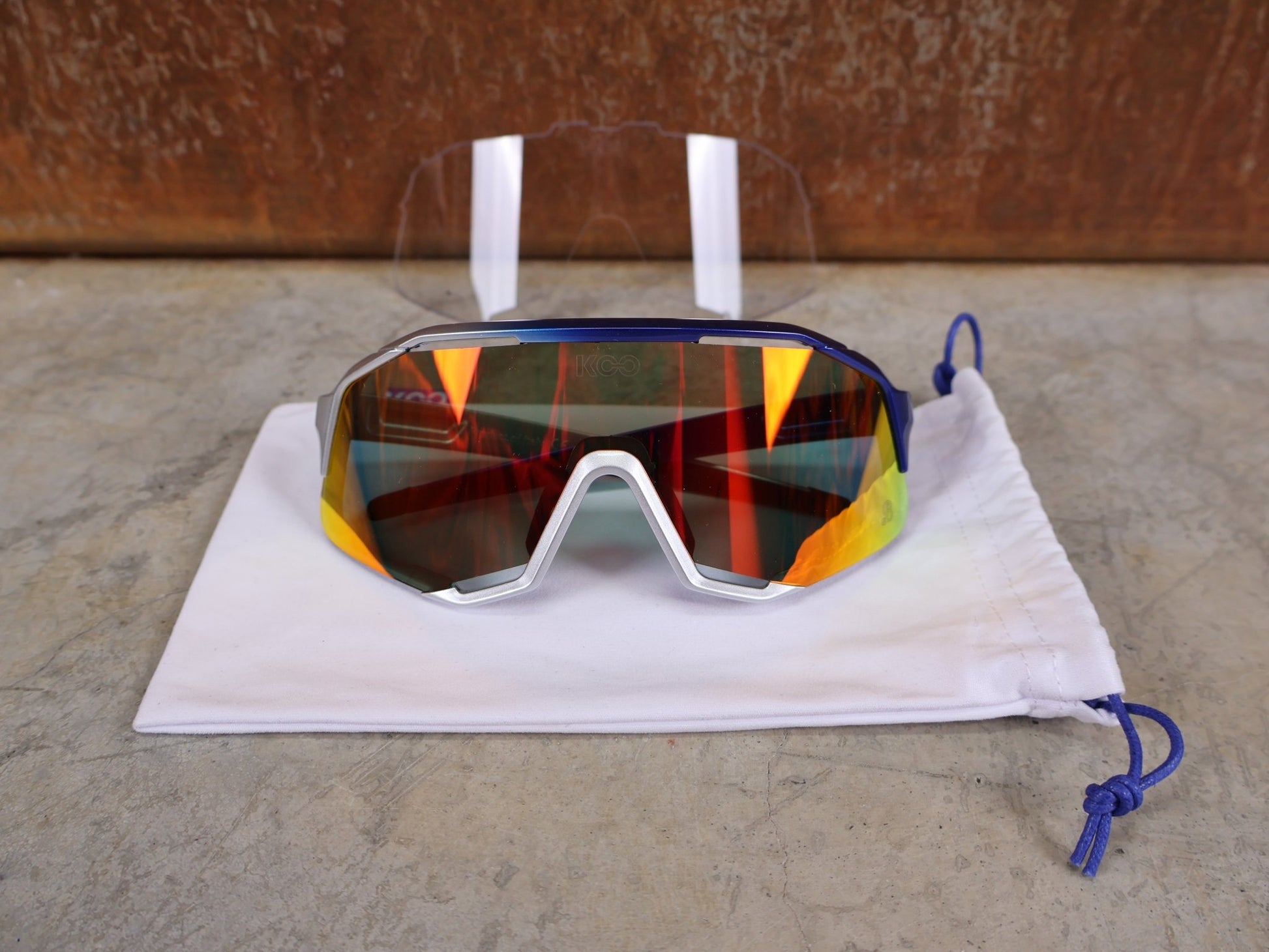 Brillen von Koo, KOO RED BULL - BORA HANSGROHE DEMOS SONNENBRILLE / RED MIRROR vor USEDBIKES - OB.DE Hintergrund