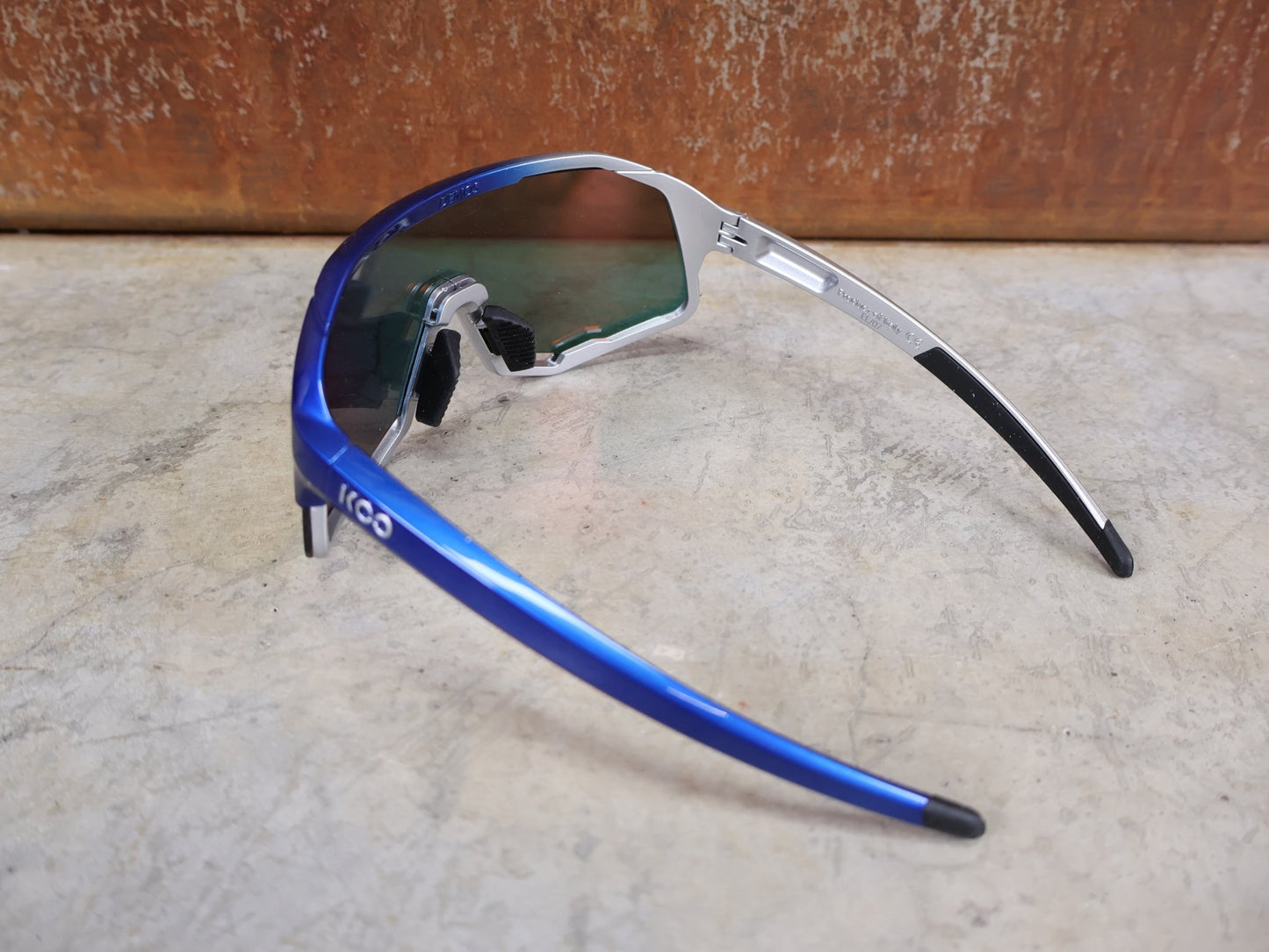 Brillen von Koo, KOO RED BULL - BORA HANSGROHE DEMOS SONNENBRILLE / RED MIRROR vor USEDBIKES - OB.DE Hintergrund