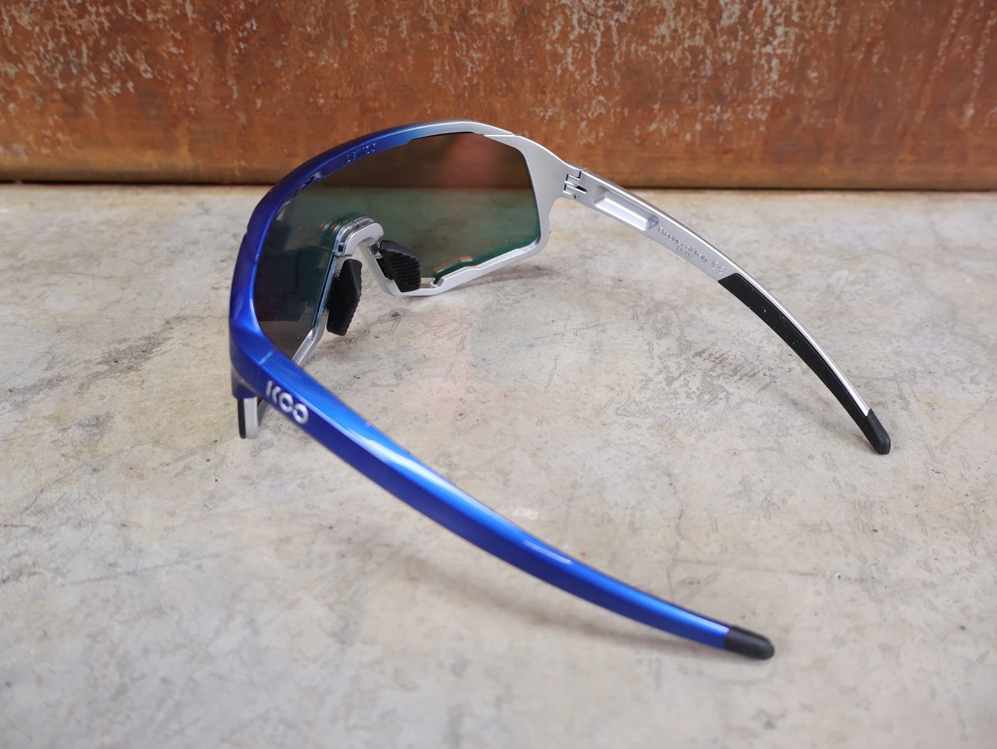 Brillen von Koo, KOO RED BULL - BORA HANSGROHE DEMOS SONNENBRILLE / RED MIRROR vor USEDBIKES - OB.DE Hintergrund