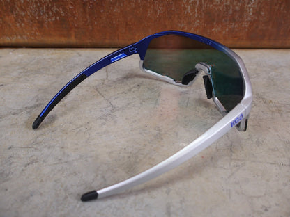 Brillen von Koo, KOO RED BULL - BORA HANSGROHE DEMOS SONNENBRILLE / RED MIRROR vor USEDBIKES - OB.DE Hintergrund