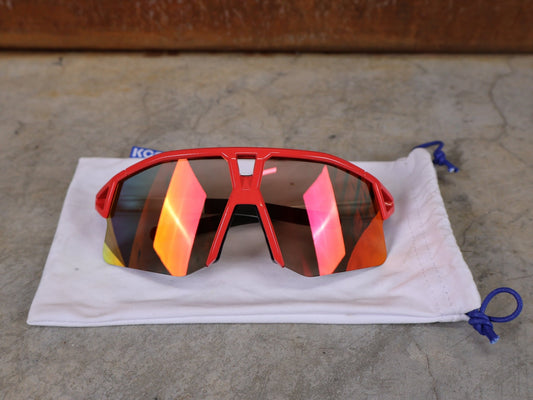 Brillen von Koo, KOO RED BULL - BORA HANSGROHE HYPE SONNENBRILLE / LEADER EDITION BERGPUNKTE vor USEDBIKES - OB.DE Hintergrund
