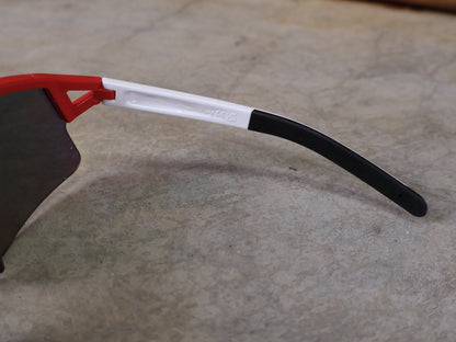 Brillen von Koo, KOO RED BULL - BORA HANSGROHE HYPE SONNENBRILLE / LEADER EDITION BERGPUNKTE vor USEDBIKES - OB.DE Hintergrund