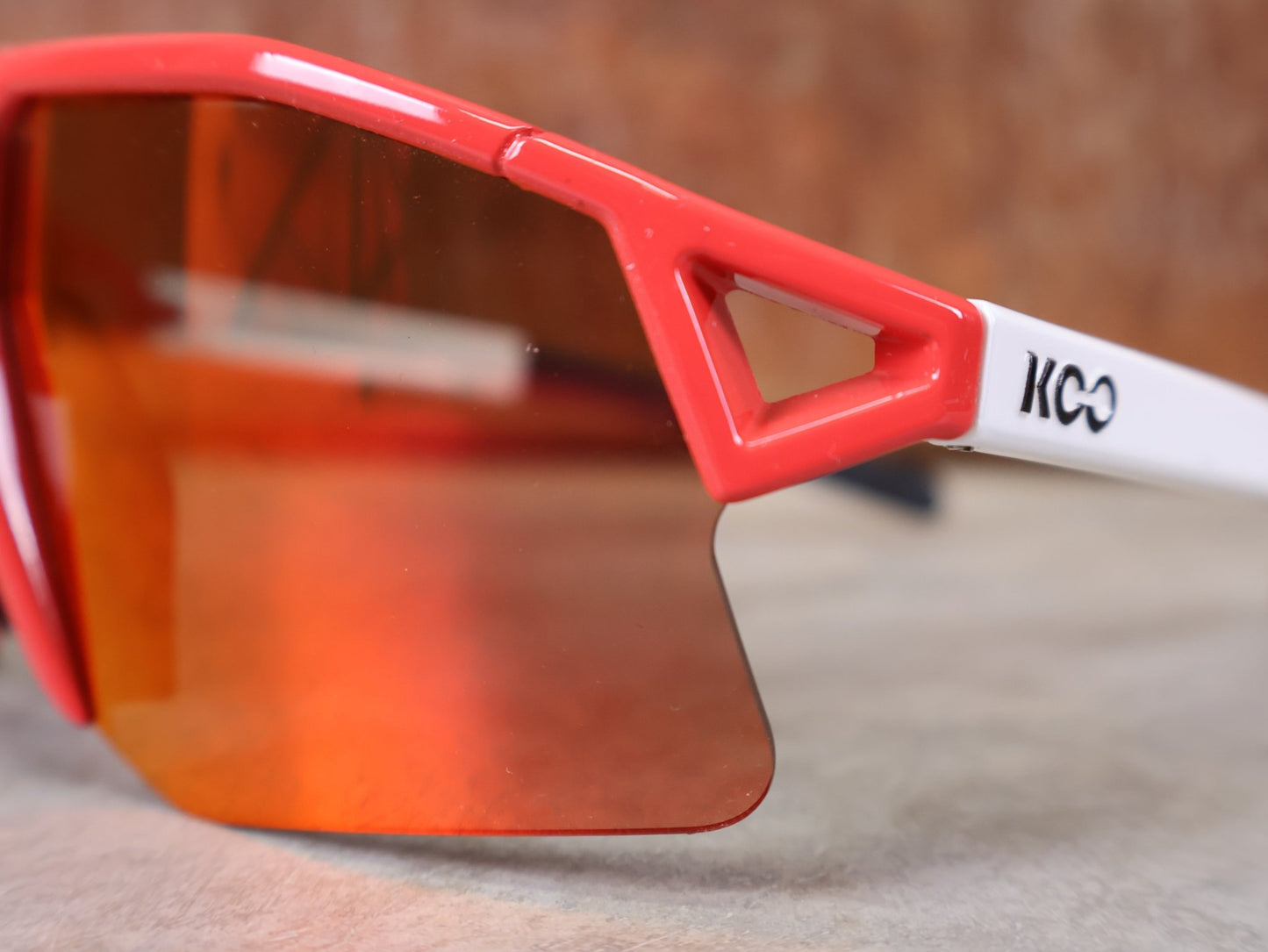 Brillen von Koo, KOO RED BULL - BORA HANSGROHE HYPE SONNENBRILLE / LEADER EDITION BERGPUNKTE vor USEDBIKES - OB.DE Hintergrund