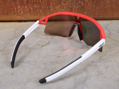 Brillen von Koo, KOO RED BULL - BORA HANSGROHE HYPE SONNENBRILLE / LEADER EDITION BERGPUNKTE vor USEDBIKES - OB.DE Hintergrund