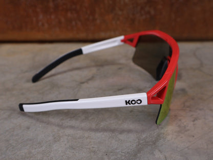 Brillen von Koo, KOO RED BULL - BORA HANSGROHE HYPE SONNENBRILLE / LEADER EDITION BERGPUNKTE vor USEDBIKES - OB.DE Hintergrund