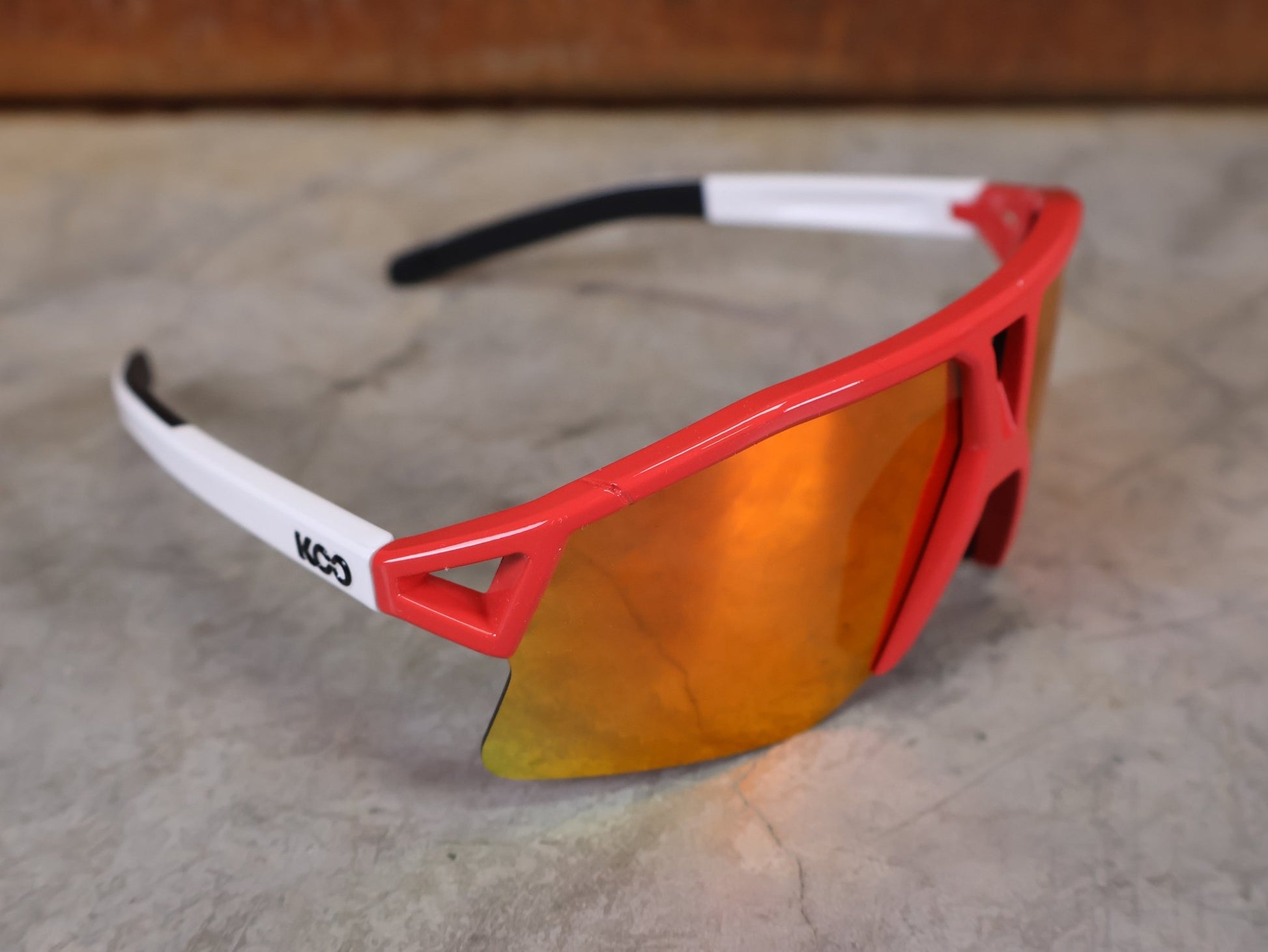 Brillen von Koo, KOO RED BULL - BORA HANSGROHE HYPE SONNENBRILLE / LEADER EDITION BERGPUNKTE vor USEDBIKES - OB.DE Hintergrund