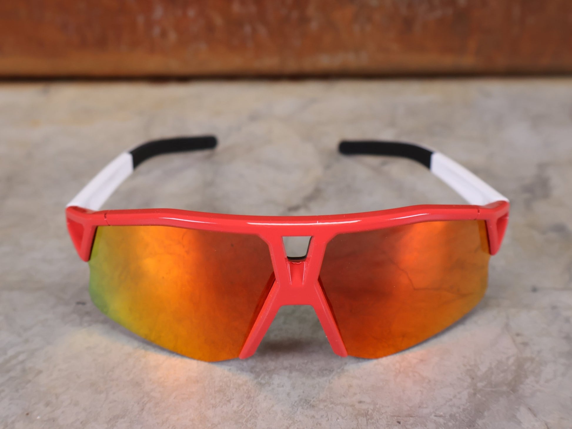 Brillen von Koo, KOO RED BULL - BORA HANSGROHE HYPE SONNENBRILLE / LEADER EDITION BERGPUNKTE vor USEDBIKES - OB.DE Hintergrund
