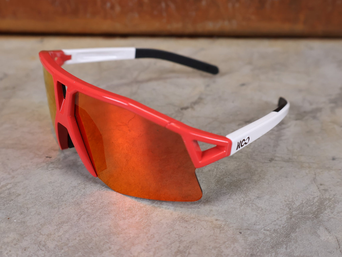 Brillen von Koo, KOO RED BULL - BORA HANSGROHE HYPE SONNENBRILLE / LEADER EDITION BERGPUNKTE vor USEDBIKES - OB.DE Hintergrund