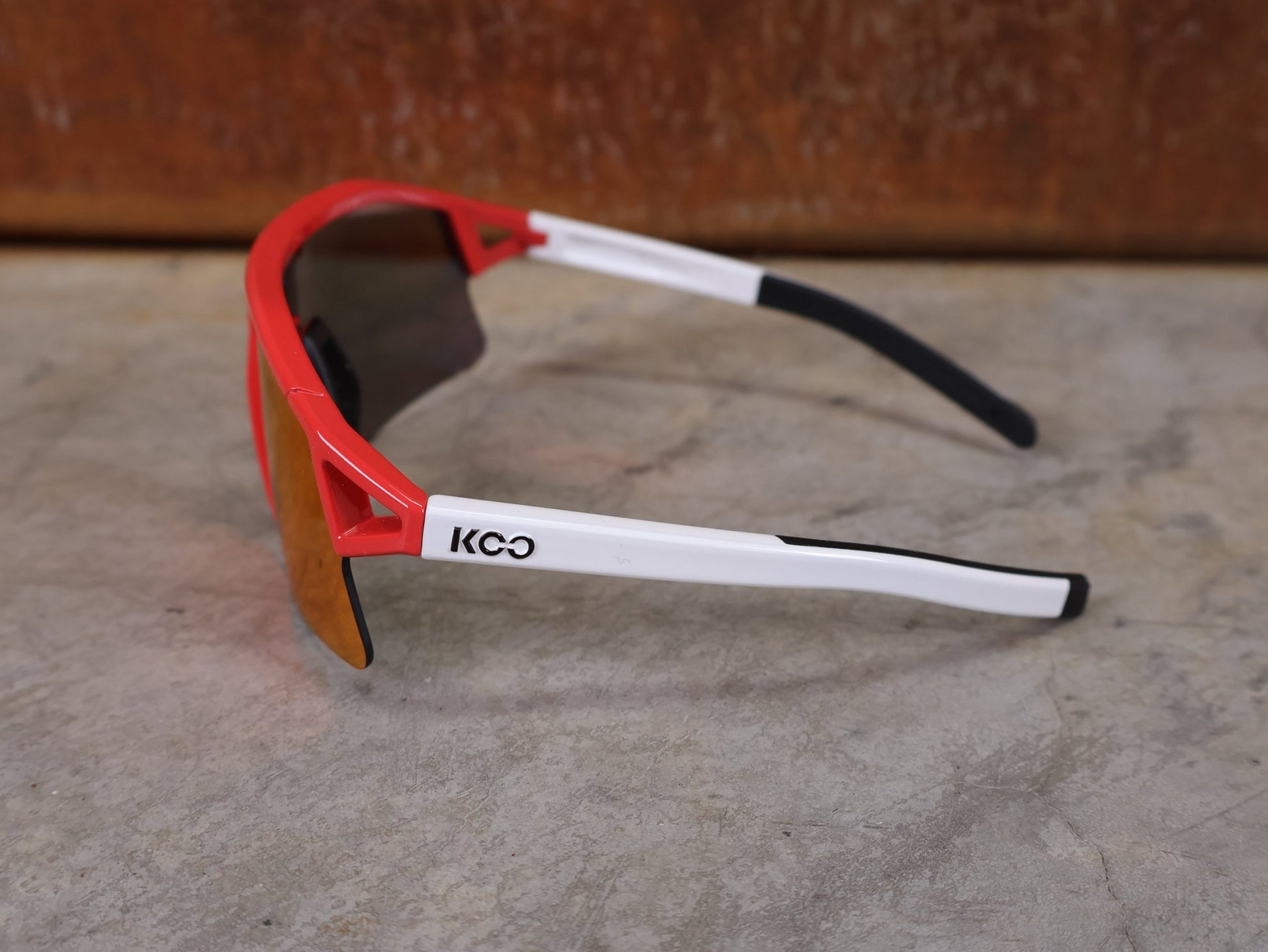 Brillen von Koo, KOO RED BULL - BORA HANSGROHE HYPE SONNENBRILLE / LEADER EDITION BERGPUNKTE vor USEDBIKES - OB.DE Hintergrund