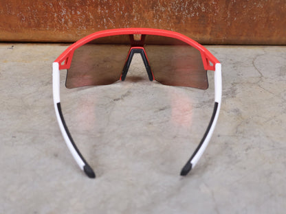 Brillen von Koo, KOO RED BULL - BORA HANSGROHE HYPE SONNENBRILLE / LEADER EDITION BERGPUNKTE vor USEDBIKES - OB.DE Hintergrund