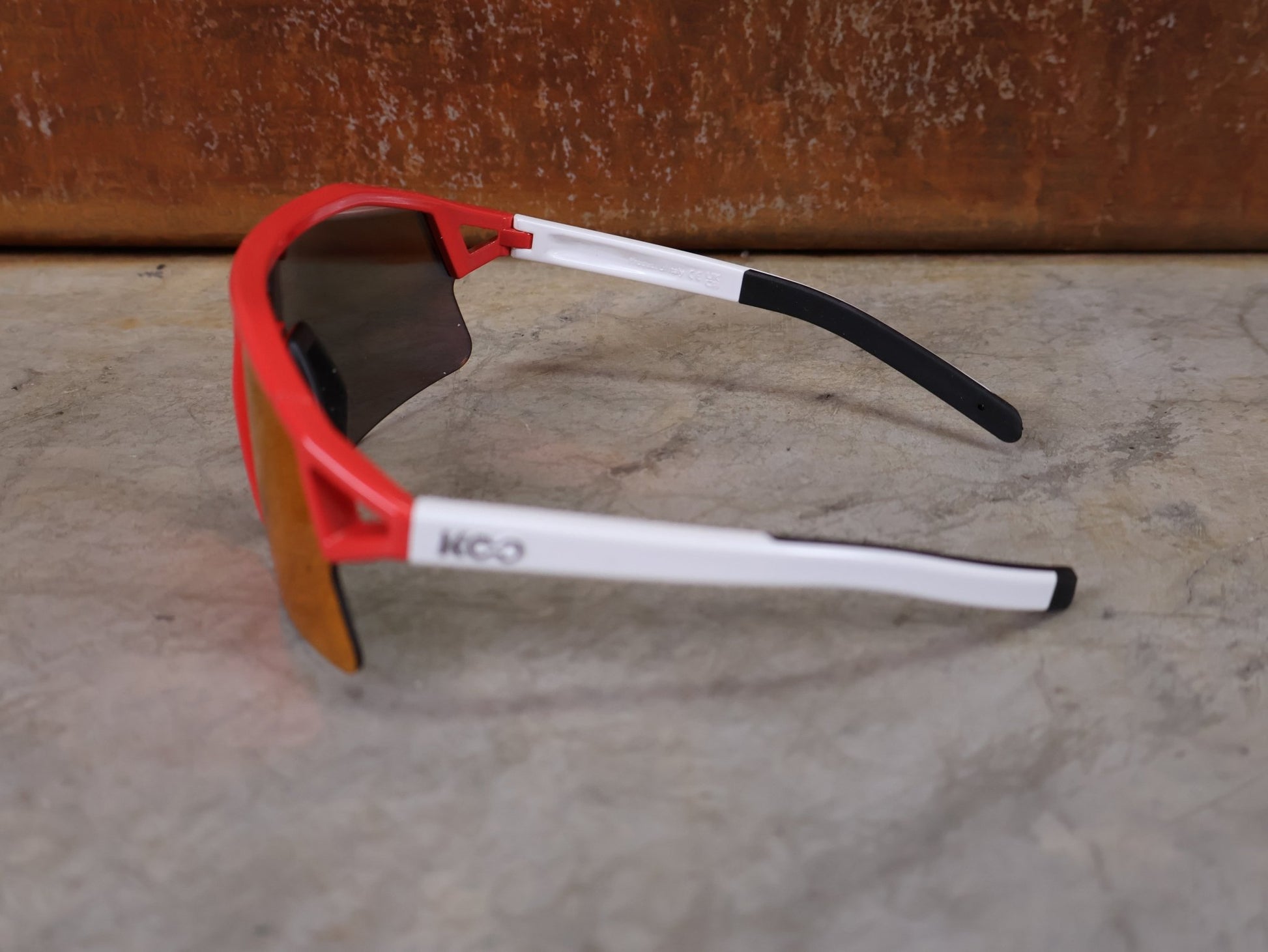 Brillen von Koo, KOO RED BULL - BORA HANSGROHE HYPE SONNENBRILLE / LEADER EDITION BERGPUNKTE vor USEDBIKES - OB.DE Hintergrund