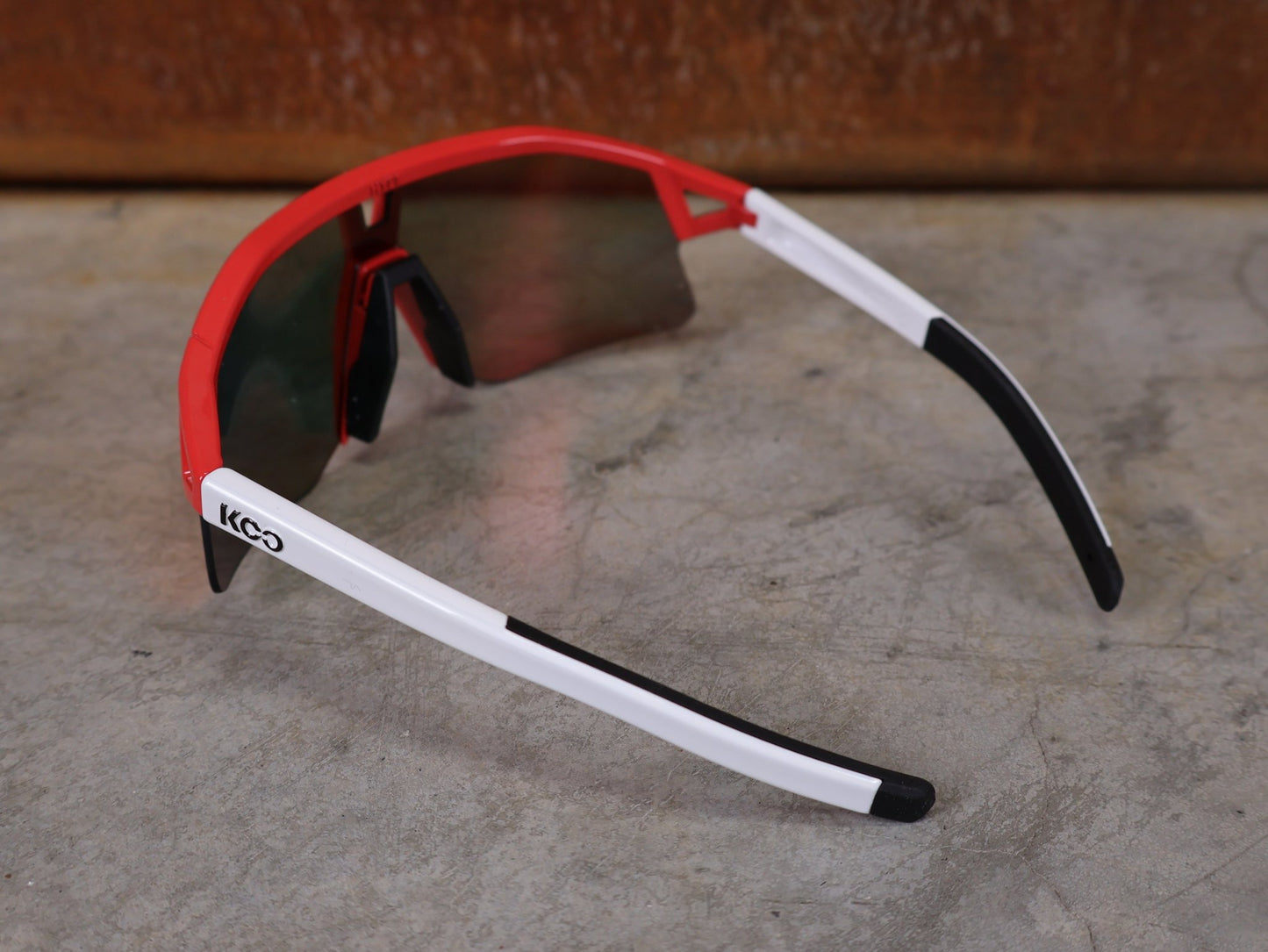 Brillen von Koo, KOO RED BULL - BORA HANSGROHE HYPE SONNENBRILLE / LEADER EDITION BERGPUNKTE vor USEDBIKES - OB.DE Hintergrund