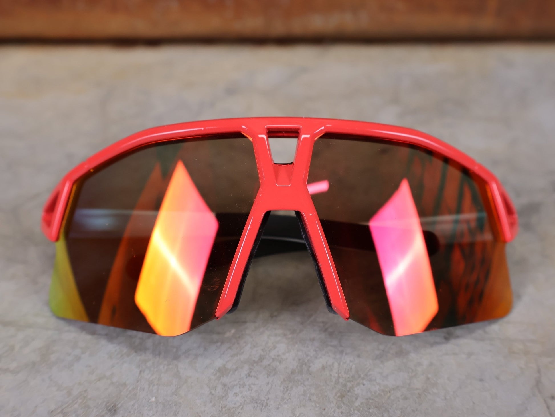 Brillen von Koo, KOO RED BULL - BORA HANSGROHE HYPE SONNENBRILLE / LEADER EDITION BERGPUNKTE vor USEDBIKES - OB.DE Hintergrund