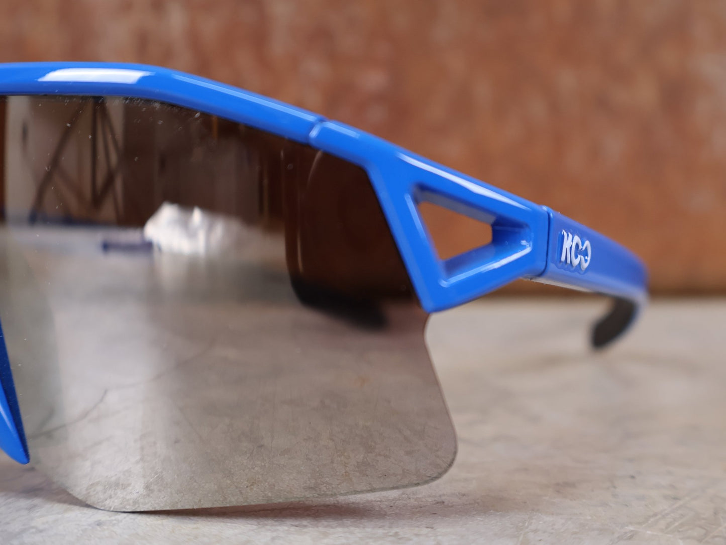 Brillen von Koo, KOO RED BULL - BORA HANSGROHE HYPE SONNENBRILLE / LEADER EDITION BLAU vor USEDBIKES - OB.DE Hintergrund