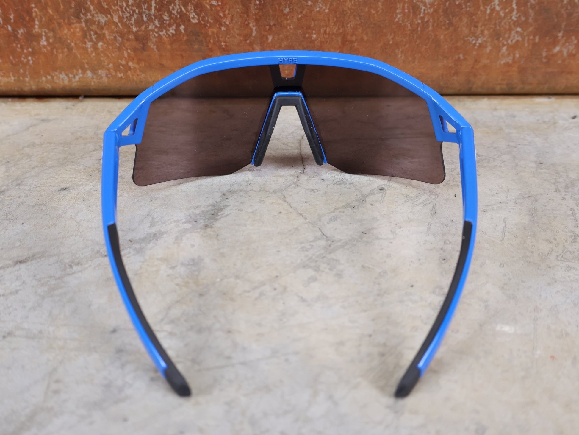 Brillen von Koo, KOO RED BULL - BORA HANSGROHE HYPE SONNENBRILLE / LEADER EDITION BLAU vor USEDBIKES - OB.DE Hintergrund