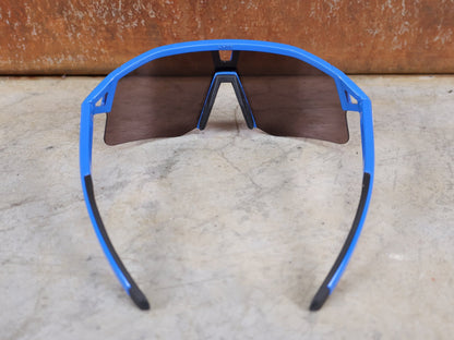 Brillen von Koo, KOO RED BULL - BORA HANSGROHE HYPE SONNENBRILLE / LEADER EDITION BLAU vor USEDBIKES - OB.DE Hintergrund