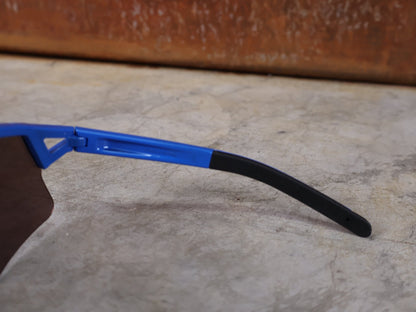 Brillen von Koo, KOO RED BULL - BORA HANSGROHE HYPE SONNENBRILLE / LEADER EDITION BLAU vor USEDBIKES - OB.DE Hintergrund